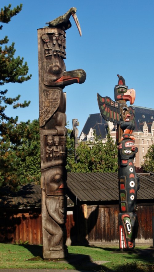 Into the city, to do the tourist thing in Victoria, our province's capitol city. Totem poles in Thunderbird Park, with the stately Victorian Empress Hotel in the background.